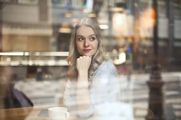 Portret Van Mooie Vrouw Door Een Glas Van Een Cafe — Stockfoto