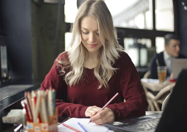 Молодая Женщина Рисует Бумаге Кафе — стоковое фото
