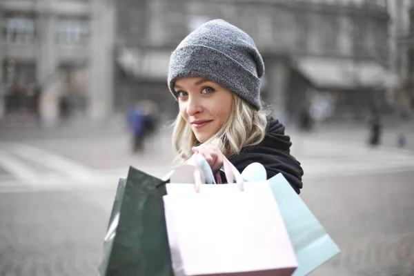 Alışveriş Çantalı Genç Kadın — Stok fotoğraf