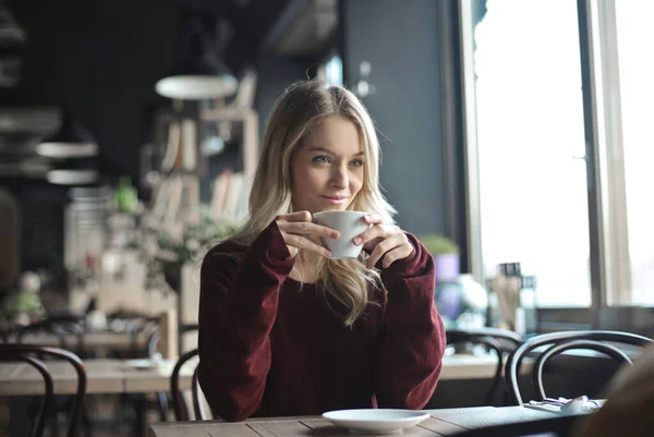 Μια Νεαρή Γυναίκα Ένα Καφέ Πίνει Καφέ — Φωτογραφία Αρχείου