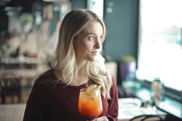 Bardaki Genç Kadın Kokteyl Içiyor — Stok fotoğraf