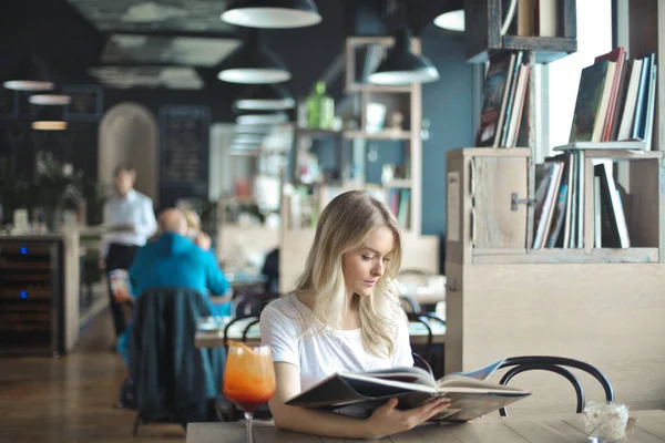 Junge Frau Blättert Einem Bilderbuch Einem Café — Stockfoto