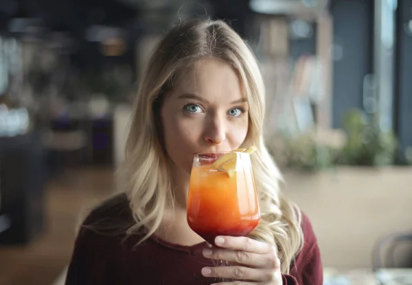 Jonge Vrouw Een Bar Drinkt Een Cocktail — Stockfoto