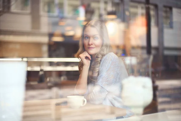 Portret Van Mooie Vrouw Door Een Glas Van Een Cafe — Stockfoto