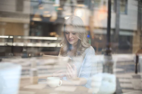 Young Woman Writes Tablet Cafe — Foto de Stock