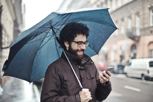 Man Phone Rain — Stock Photo, Image