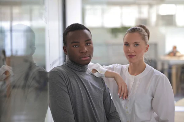 男青年和女青年在办公室的肖像 — 图库照片
