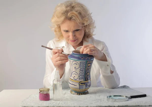 Elderly Lady Paints Vase — Stock Photo, Image