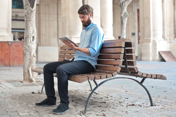 Giovane Sulla Panchina Strada Con Tablet Mano — Foto Stock