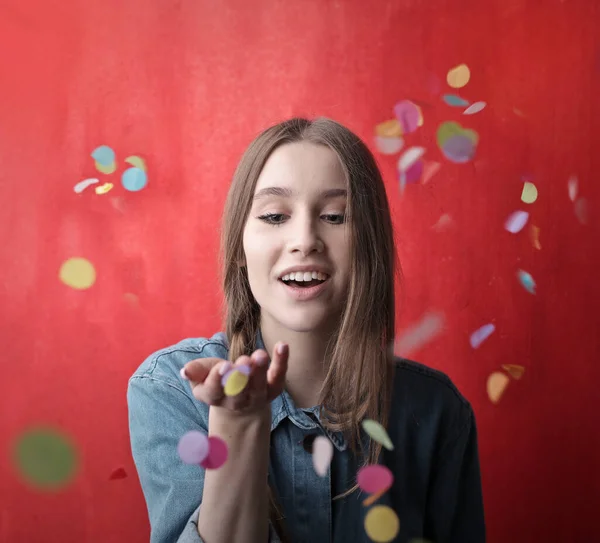 Mujer Joven Recoge Algunos Confeti Que Están Cayendo —  Fotos de Stock
