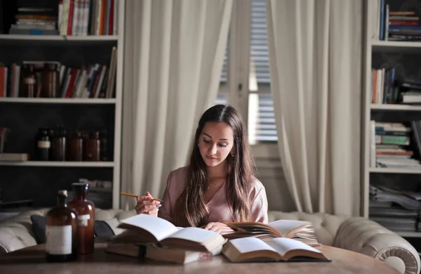 Młoda Kobieta Studiuje Książki Domu — Zdjęcie stockowe