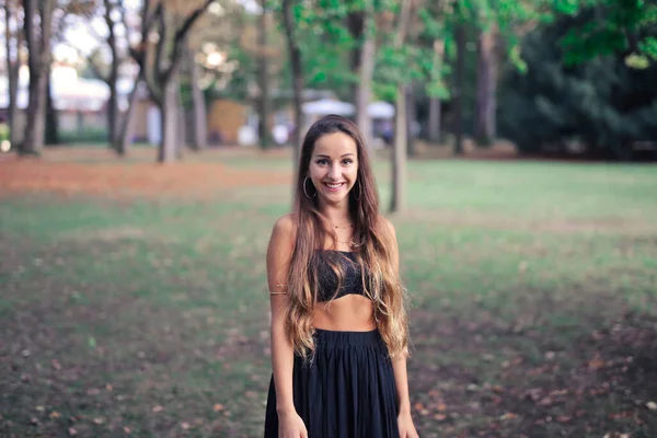 Retrato Una Joven Mujer Hermosa Parque — Foto de Stock