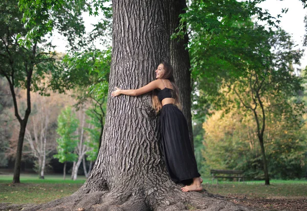 Jonge Vrouw Knuffelt Een Boom Een Park — Stockfoto