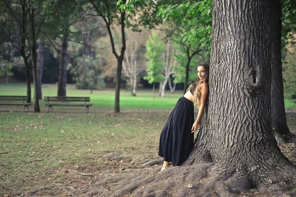 Young Woman Leaning Tree Park — Stock Photo, Image