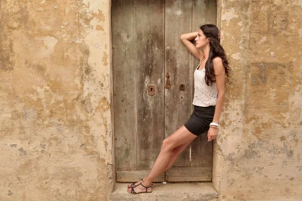 Giovane Donna Appoggiata Vicino All Ingresso Una Casa — Foto Stock