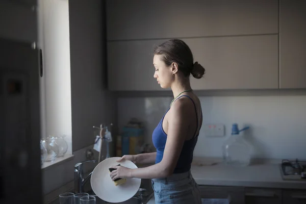 Portrait Woman Washing Dishes — Stock Photo, Image