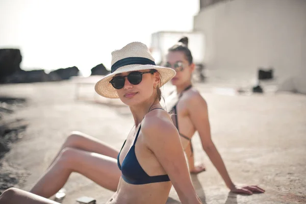 Дві Молоді Жінки Пляжі — стокове фото