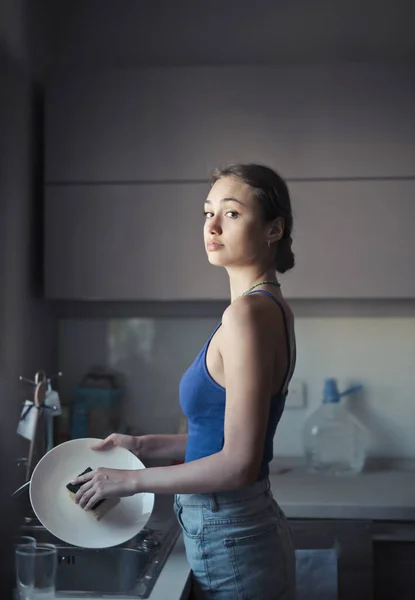Πορτρέτο Γυναίκα Πλύσιμο Πιάτων — Φωτογραφία Αρχείου