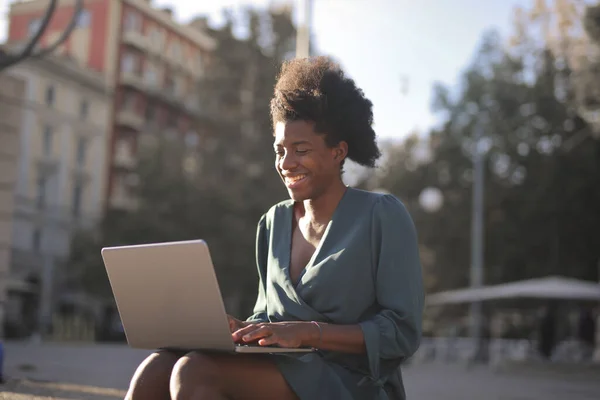 Junge Schwarze Frau Auf Der Straße Mit Einem Computer — Stockfoto