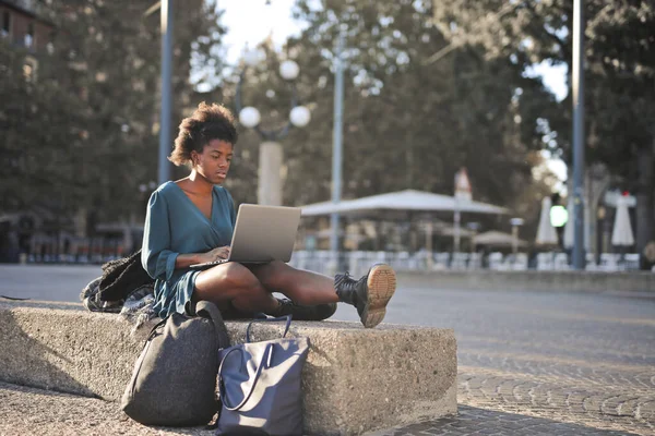 Jong Zwart Vrouw Straat Met Een Computer — Stockfoto