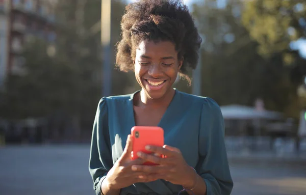 Молода Чорна Жінка Використовує Смартфон Вулиці — стокове фото