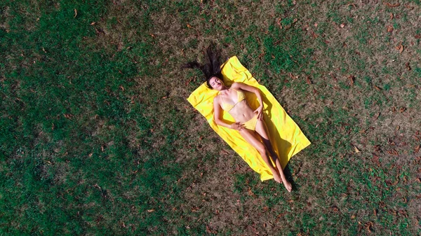 Wanita Muda Dalam Bikini Berbaring Padang Rumput — Stok Foto