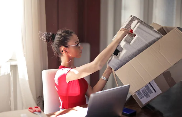 Young Woman Fills Boxes Home — Foto de Stock