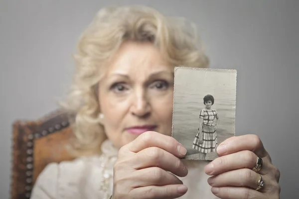 Ritratto Una Signora Anziana Con Una Foto Mano Quando Era — Foto Stock