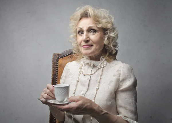 Porträt Einer Älteren Dame Mit Einer Tasse Tee Der Hand — Stockfoto