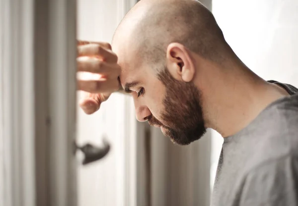 Homme Regarde Par Fenêtre — Photo