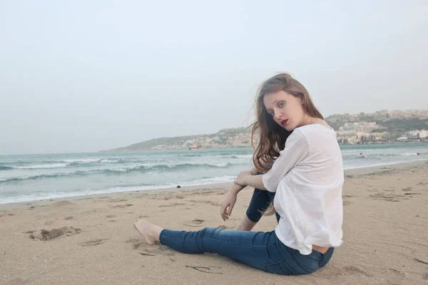 Kumsaldaki Genç Kadın — Stok fotoğraf