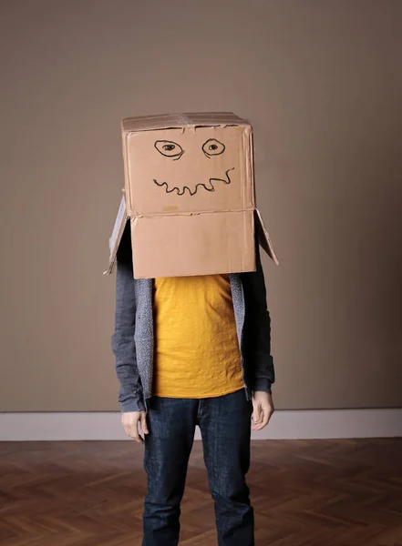 Homem Com Uma Caixa Cabeça Com Desenho Rosto Sorridente — Fotografia de Stock