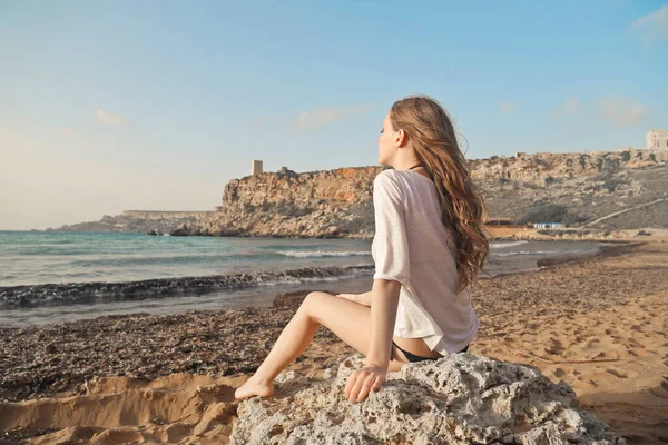 Jovem Mulher Praia — Fotografia de Stock