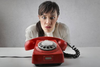 Genç bayan telefon bekliyor.