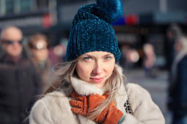 Şapkalı genç bir kadının portresi