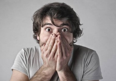 Şaşırmış bir ifadeyle genç bir adamın portresi