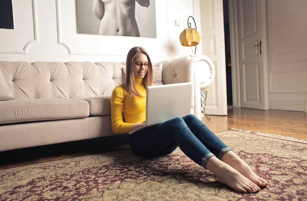 Jovem Lavpra Mulher Com Computador Casa — Fotografia de Stock