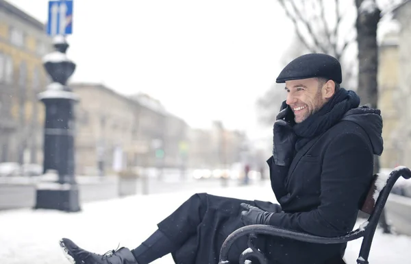 Uomo Telefono Nella Strada Innevata — Foto Stock