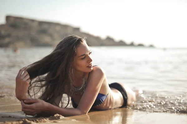 Portret Van Een Jonge Vrouw Het Strand — Stockfoto