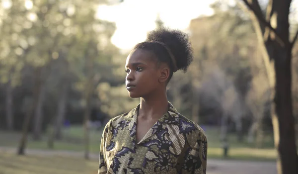 Retrato Uma Jovem Mulher Negra Parque — Fotografia de Stock