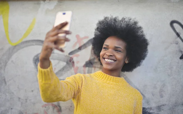 Svart Flicka Som Tar Selfie — Stockfoto