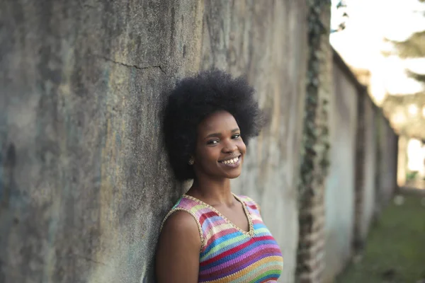 Jeune Femme Souriante Dans Parc — Photo