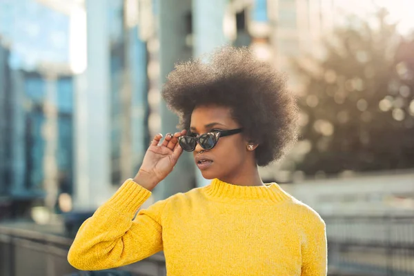 Retrato Jovem Mulher Negra Com Óculos Sol Rua — Fotografia de Stock