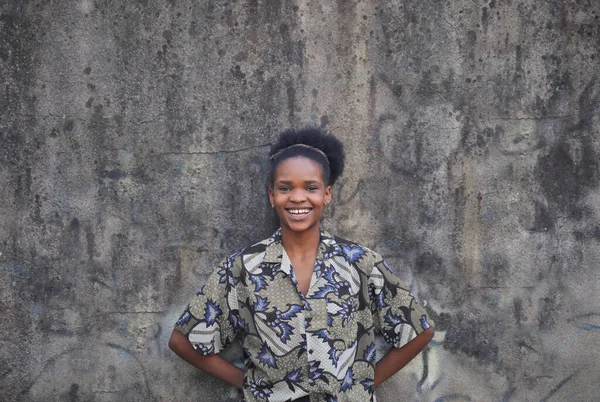 Portrait Young Black Woman Leaning Wall — стоковое фото