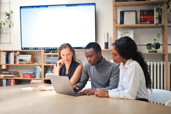 Gruppe Junger Leute Einem Büro Arbeitet Mit Einem Computer — Stockfoto