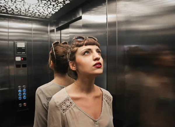 Unga Kvinnan Hissen — Stockfoto