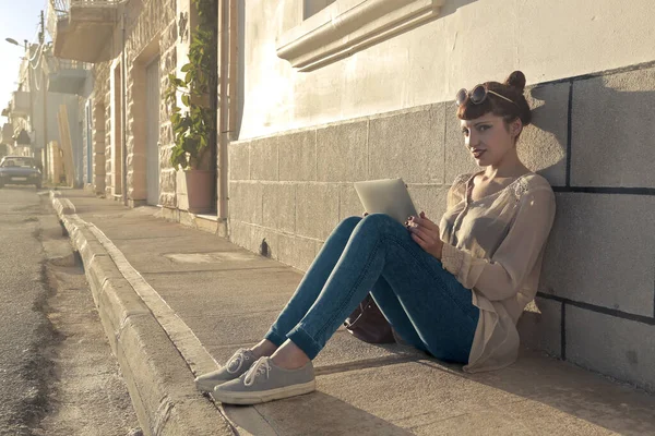 Mujer Joven Sentada Acera Utiliza Una Tableta —  Fotos de Stock