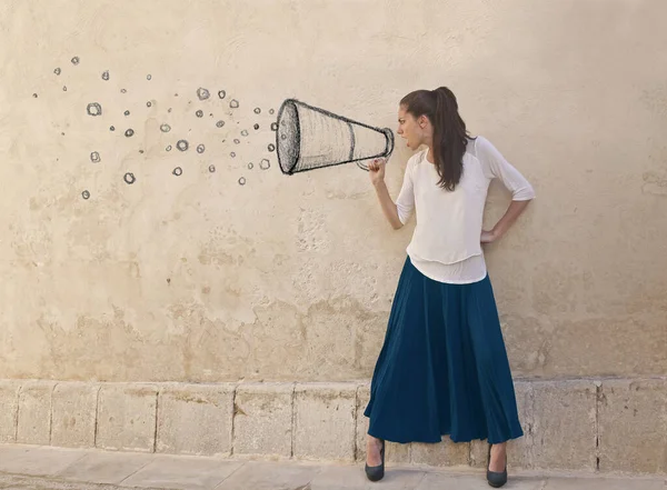 Jovem Mulher Grita Megafone Desenhado Parede — Fotografia de Stock