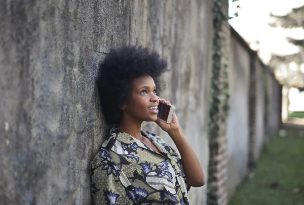 Portrait Young Black Woman Leaning Wall Talking Smartphone — Foto de Stock
