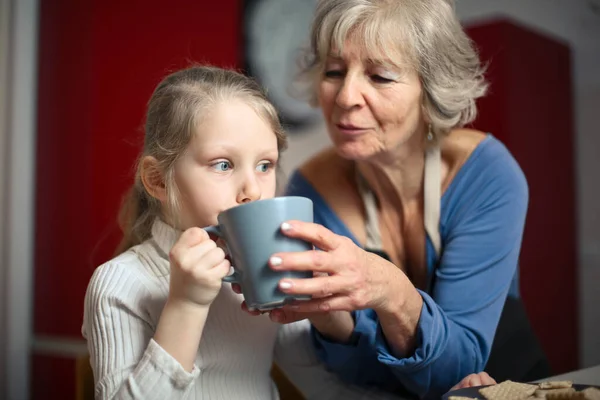 Ritratto Anziana Signora Con Nipote Mentre Beve Una Tazza — Foto Stock